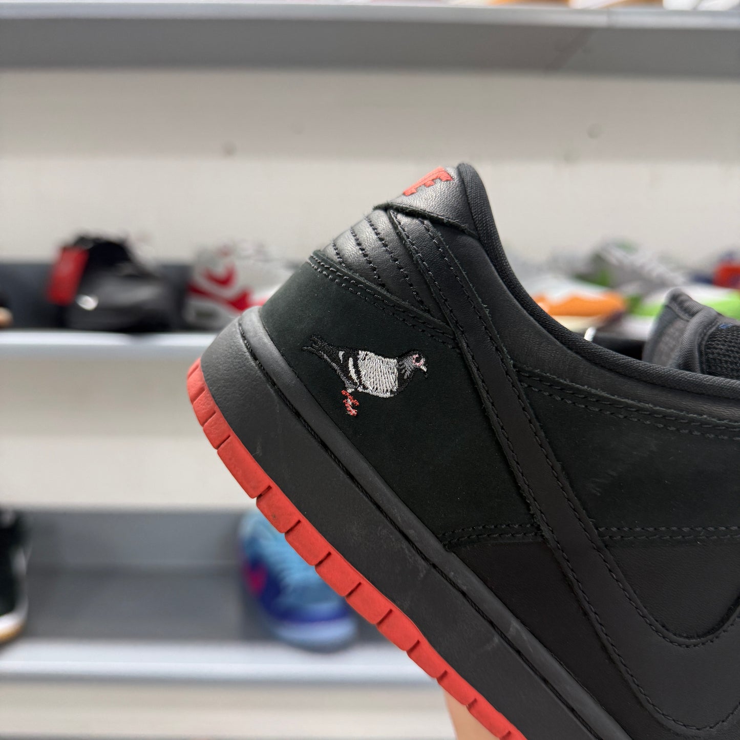 Nike SB Dunk low 'Jeff Staples Black Pigeon' (2017) *USED*